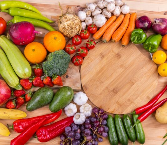 건강한 눈을 위한 비타민과 미네랄 red green and yellow chili peppers and green chili peppers