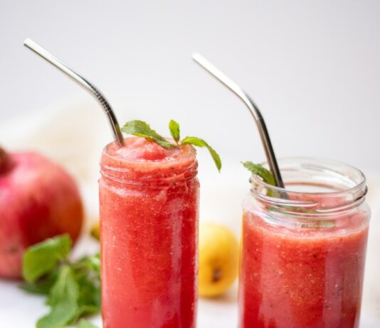 시원한 여름 음료 만들기 full-filled jars on chopping board