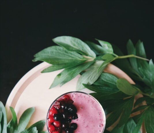 여름철 다이어트를 위한 식사 대용 스무디 레시피 clear drinking glass with juice on white plate
