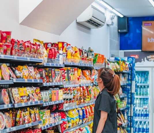종합청사에 발달장애인 자립 돕는편의점 개점 a woman standing in front of a display of food