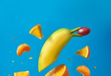 비타민과 미네랄: 건강을 위한 필수 영양소 sliced lemon fruit on blue surface