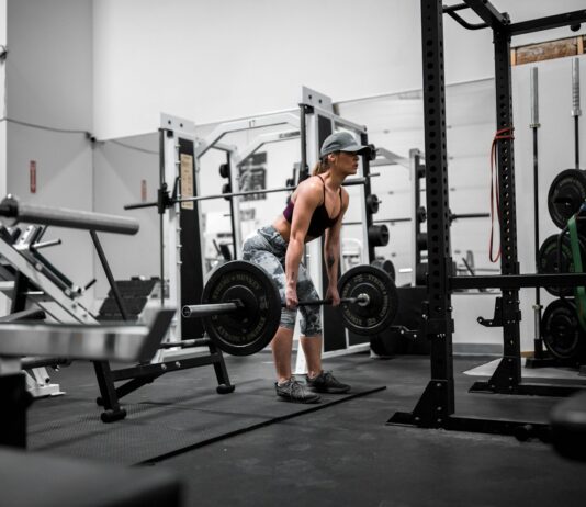 운동으로 스트레스를 줄이고 정신 건강을 증진시키는 비결 man in orange tank top and black shorts doing exercise