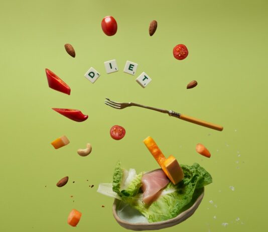 운동과 균형 잡힌 식단으로 신체 에너지 극대화하기 a piece of lettuce, carrots, tomatoes, and a fork are