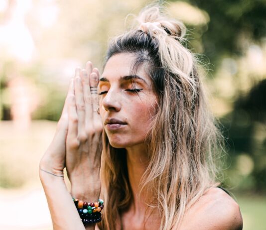 요가를 통한 호흡 조절 woman in black tank top wearing silver ring