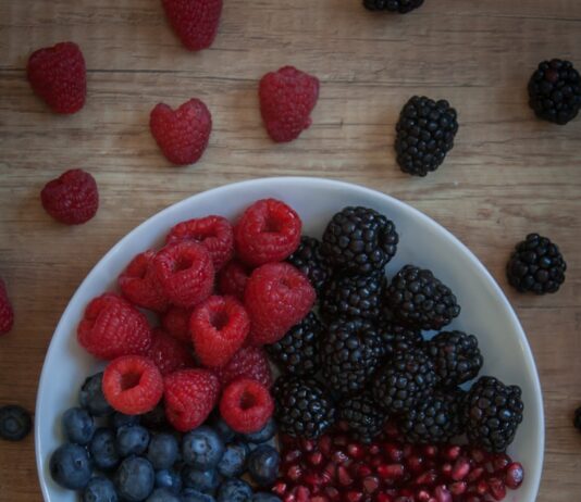 식이요법과 운동의 조합이 가져오는 놀라운 효과 strawberries on white ceramic bowl