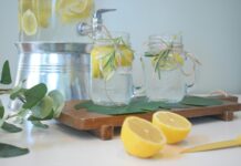 건강한 음료로 디톡스 톡톡 a couple of lemons sitting on top of a cutting board