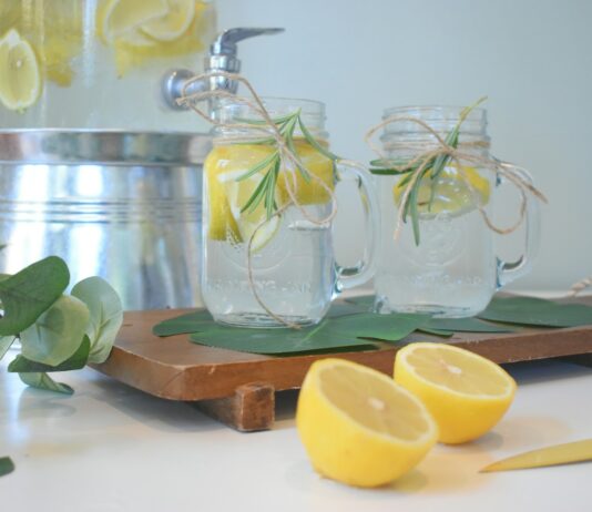 건강한 음료로 디톡스 톡톡 a couple of lemons sitting on top of a cutting board