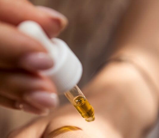 “요즘따라 피부가 더 칙칙해 보여요”…문제는 ‘속 혈류’일 수 있습니다 person holding dropper