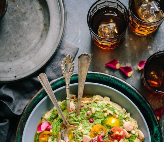 “밥 먹고 바로 졸린 건 왜일까?”… 식곤증, 혈당 롤러코스터가 원인입니다 top view salad with guacamole