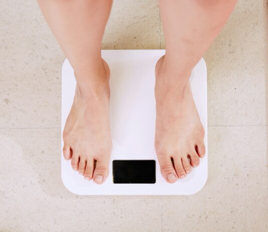 효과적인 다이어트 비결: 건강하게 체중 감량하는 방법 person standing on white digital bathroom scale