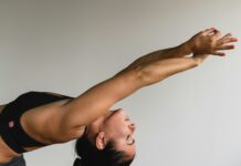 요가: 몸과 마음을 건강하게 유지하는 비법 woman stretching arms