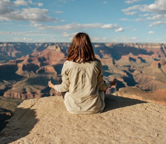 마음을 가라앉히는 힘, 명상의 효과 woman sitting on hill