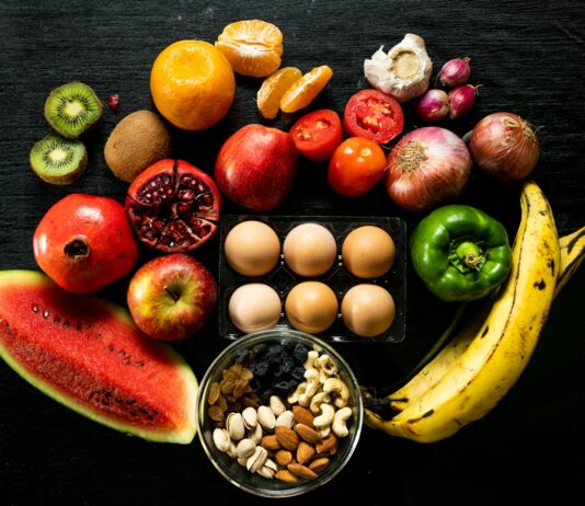 건강한 식단, 작은 변화가 만드는 큰 차이 yellow banana red apple and yellow banana fruit