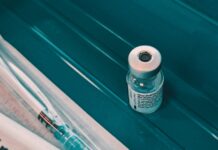 화이자, 코로나19 백신 안전성·유효성 재확인… “신뢰가 곧 공중보건” white and black labeled bottle