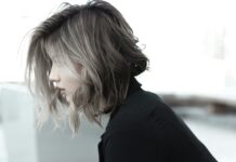 건강한 머리카락을 위한 올바른 관리법과 생활습관 woman in black top