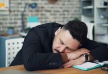 장시간 앉아 있는 직장인, 건강 관리 이렇게 하세요 a man leaning his head on his desk