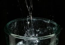 무더위 속 건강 지키기, 여름철 올바른 생활 습관으로 시작하세요 a glass of water