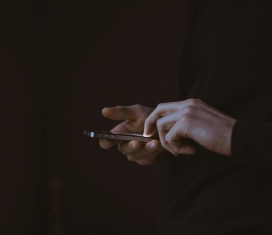“마음챙김과 디지털 디톡스, 정신건강 관리의 새로운 트렌드로 부상” silhouette photo of person holding smartphone