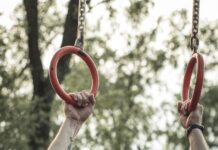 근력 운동, 일상 속 작은 실천이 건강을 바꾼다 man in black crew neck t-shirt holding red plastic ring