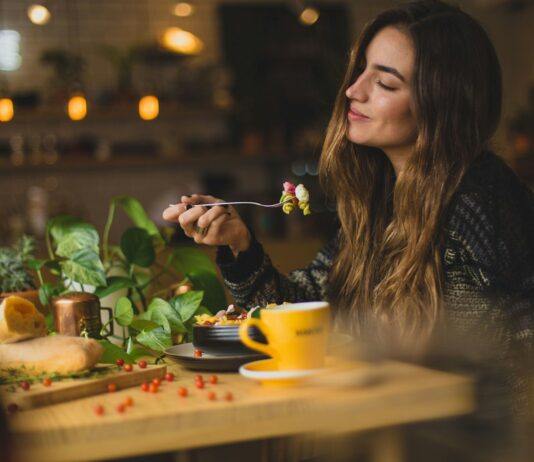 ‘마음 챙김 식사’로 달라지는 하루, 나만의 건강 루틴 만들기 woman holding fork in front table