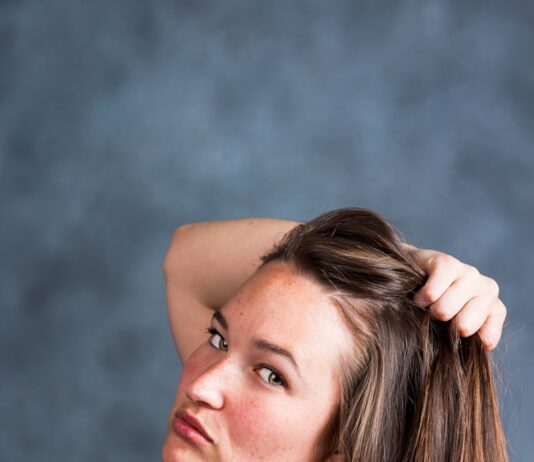 내 머릿결도 리셋된다… 일상 속 ‘헤어 건강 루틴’으로 건강한 변화를 woman in black tank top