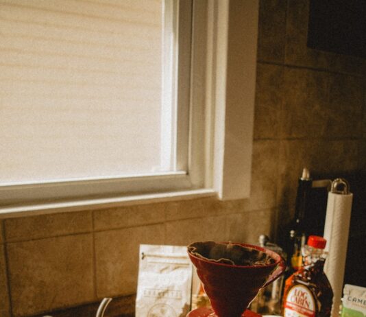 “아침 루틴이 바꾼 하루, 건강 트렌드로 떠오른 ‘슬로우 모닝’ 실천법” a coffee pot sitting on top of a scale
