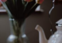 ‘마음 근력’ 키우기, 스트레스도 생활습관부터 관리한다 a cup of tea on a wooden table