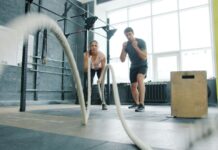 짧고 굵게, ‘고강도 인터벌 운동’이 일상 속으로 Man and woman exercising with battle ropes.
