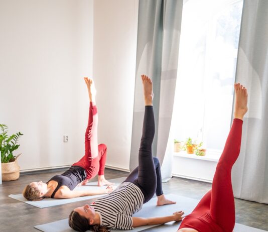 바쁜 일상 속 필라테스, 건강관리의 새로운 키워드로 부상 Three women doing bridge pose yoga