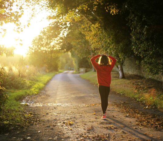 짧은 걷기, 몸과 마음을 살리는 생활 습관으로 인기 woman walking on pathway during daytime