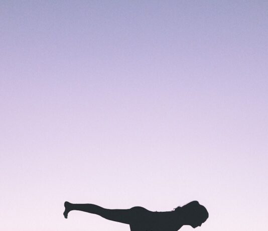 매트 밖의 요가: “매트 위에서의 인내가 삶으로,” 요가 철학이 스트레스를 다스리는 법 silhouette photography of woman standing on right foot
