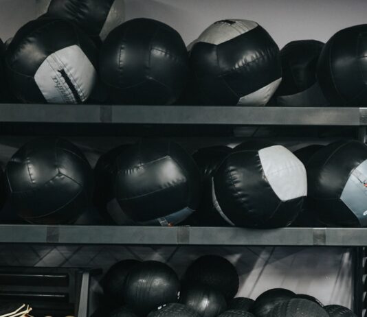 소도구의 반란: 폼롤러, 써클링, 미니볼… 기구 없이도 집에서 끝내는 소도구 활용법 black round ball on black plastic rack