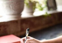 ‘마음 챙김’이 일상이 되다… 정신건강 돌보는 작지만 큰 변화 a person writing on a piece of paper with a pen