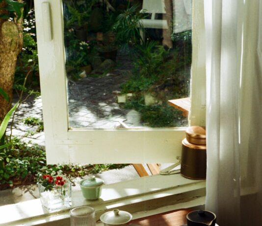 일상 속 스트레스, ‘작은 변화’가 해답… 실천 가능한 관리법 주목받아 Tea set arranged on a wooden tray by the window.