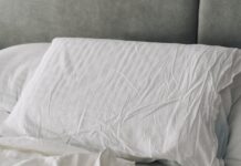 달라진 ‘수면 건강’ 트렌드… 내 몸에 맞는 수면 루틴 찾기가 중요 A rumpled white duvet and pillows on a bed.