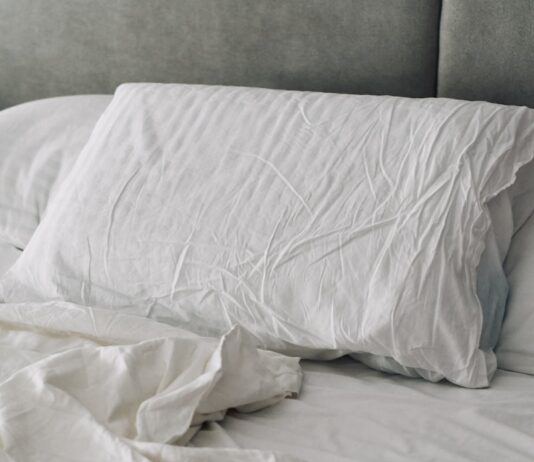 달라진 ‘수면 건강’ 트렌드… 내 몸에 맞는 수면 루틴 찾기가 중요 A rumpled white duvet and pillows on a bed.