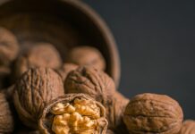 “젊고 건강한 뇌, 일상 속에서 지킨다”…쉽게 실천하는 뇌건강 트렌드와 팁 brown garlic on brown bowl