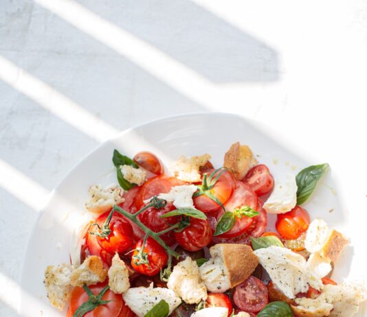 요즘 식단, 소박하지만 똑똑하게…실생활 속 ‘건강한 맛’ 찾기 sliced tomato and green leaf vegetable on white ceramic plate