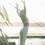 스트레스, ‘마인드풀니스’와 일상 루틴으로 부드럽게 다스린다 woman standing near body of water