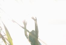 스트레스, ‘마인드풀니스’와 일상 루틴으로 부드럽게 다스린다 woman standing near body of water