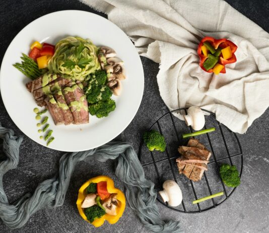 ‘균형 잡힌 식단’이 열풍… 나에게 맞게 실천하는 새로운 식탁 문화 a white plate topped with meat and veggies