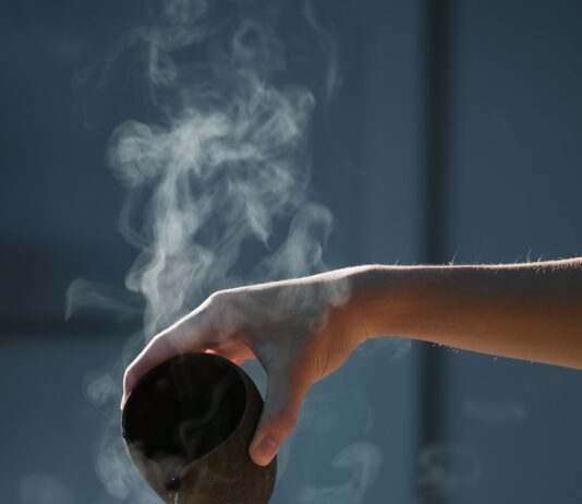 디지털 시대, 대체요법의 새로운 진화…온라인 상담과 AI로 확장되는 웰빙 트렌드 person pouring hot water on white cup