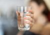 물 대신 건강음료? 수분 섭취, 내 몸에 맞게 똑똑하게 챙기기 인기 person holding clear drinking glass