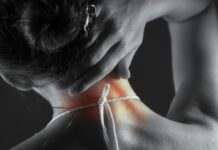 직장인 ‘거북목·일자목’ 탈출, 바른 자세와 스트레칭이 열쇠 Woman's neck with highlighted pain area.
