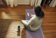 스트레스, 일상 속 작은 변화로 관리한다…최근 주목받는 ‘마이크로 습관’ 실천법 Woman meditating on yoga mat with phone and drink.