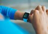 웨어러블 데이터, 일상의 건강관리 파트너로 자리잡다 person operating smartwatch