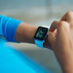 웨어러블 데이터, 일상의 건강관리 파트너로 자리잡다 person operating smartwatch