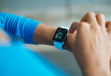 웨어러블 데이터, 일상의 건강관리 파트너로 자리잡다 person operating smartwatch