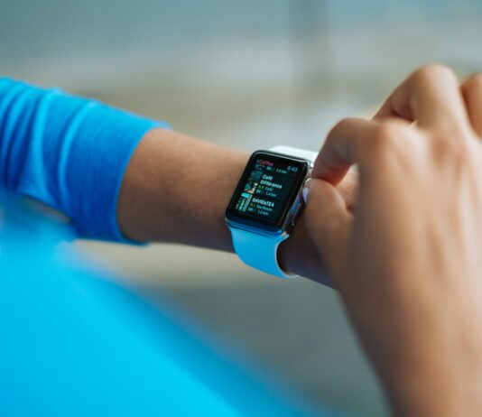 웨어러블 데이터, 일상의 건강관리 파트너로 자리잡다 person operating smartwatch