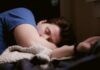 잠 못 이루는 밤, 일상 속 수면 습관으로 극복하자 man in blue shirt sleeping